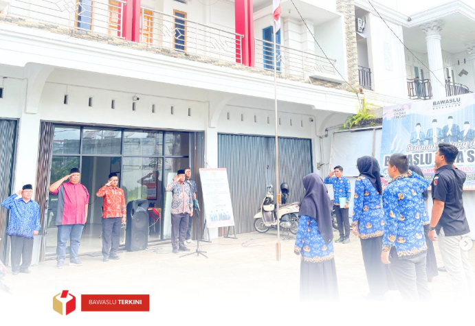 Bawaslu Kota Solok melaksanakan upacara peringatan Hari Kebangkitan Nasional ke-117 di halaman kantor Bawaslu Kota Solok pada Selasa pagi (20/5).