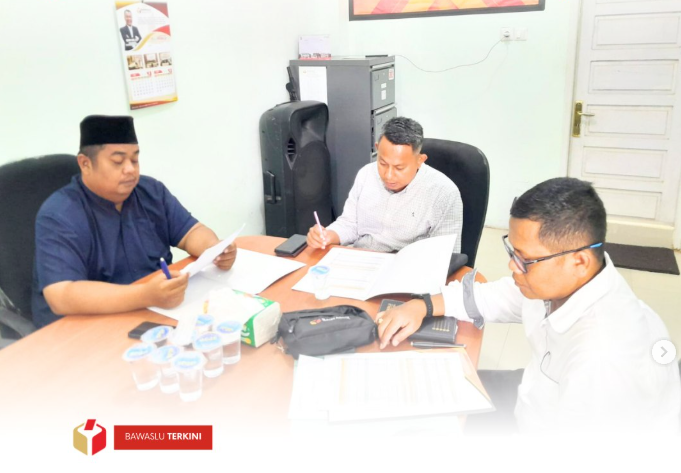 Bawaslu Kota Solok melaksanakan Rapat Pleno Rutin pada Rabu, 21 Mei 2025 di Kantor Bawaslu Kota Solok.