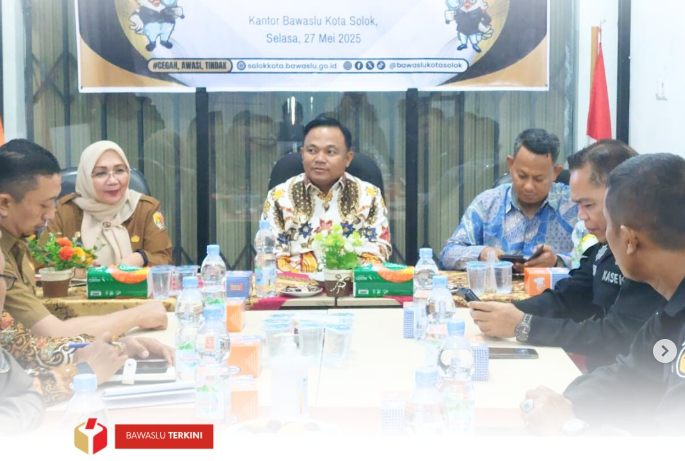 Bawaslu Kota Solok menggelar Rapat Evaluasi Pelaksanaan Pengawasan Pemilu dan Pemilihan Serentak 2024 bersama Stakeholder serta Persiapan Pengawasan Pemutakhiran Daftar Pemilih Berkelanjutan, bertempat di Kantor Bawaslu Kota Solok, Selasa (27/5/2025).