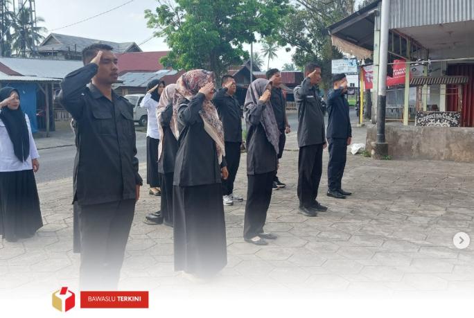 Bawaslu Kota Solok kembali melaksanakan apel pagi rutin pada Senin (16/6) di halaman kantor Bawaslu Kota Solok