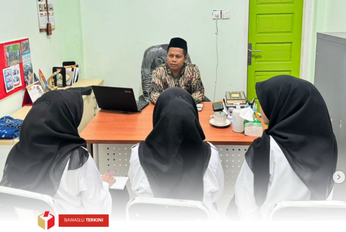 Bawaslu Kota Solok menyelenggarakan kegiatan pengenalan lingkungan kerja bagi tiga Calon Pegawai Negeri Sipil (CPNS) yang baru bergabung, Senin (16/6).