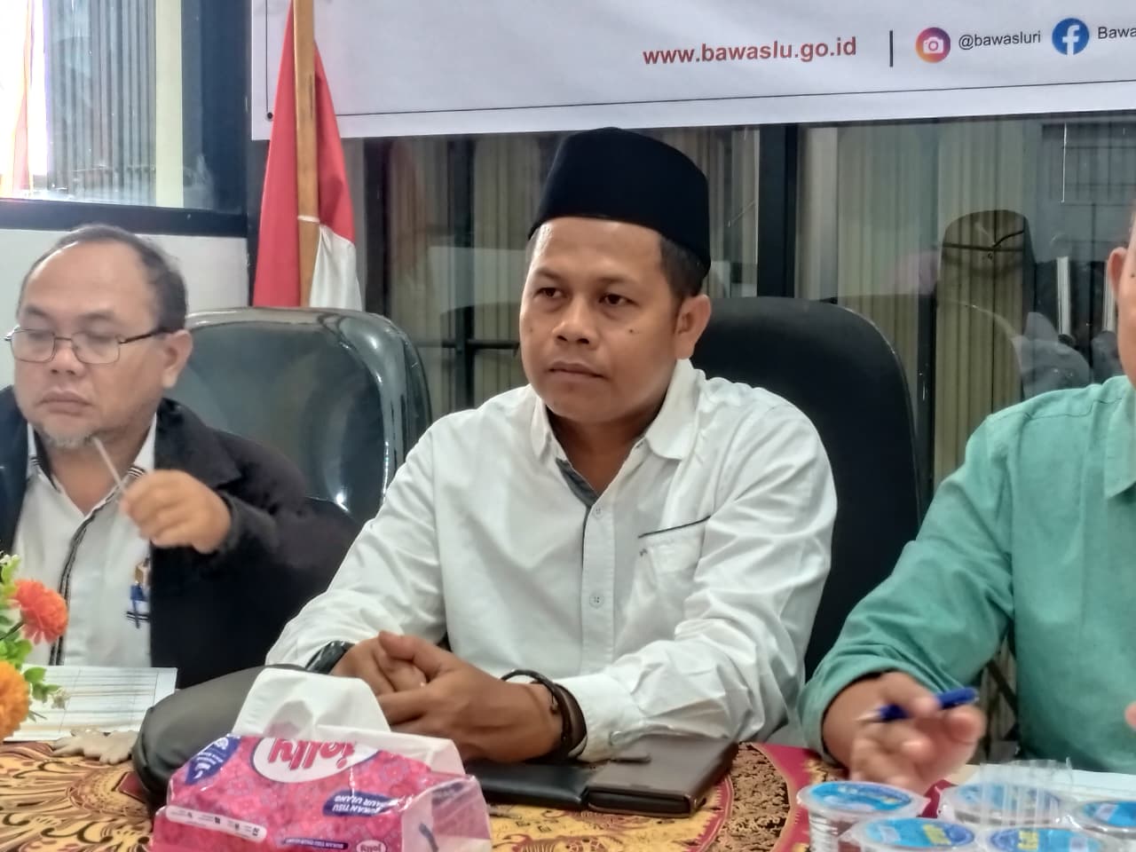 Anggota Bawaslu Kota Solok, Ilham Eka Putra menyampaikan perkembangan pengawasan PDPB di Kantor Bawaslu Kota Solok, Senin (25/08).