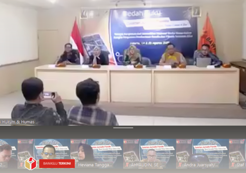 Solok, solokkota.bawaslu.go.id - Bawaslu Kota Solok hadir dalam Bedah Buku “Catatan Jurnalis Pemilu: Sejarah Keserentakan Pertama Terbesar di Dunia” yang digelar Bawaslu Republik Indonesia bersama Koalisi Pewarta Pemilu dan Demokrasi (KPPD) secara daring pada Kamis (14/8/2025).