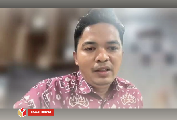 Iji Jailani, Tenaga Ahli Bawaslu RI sedang berbicara pada kegiatan Rapat Evaluasi Teknis Pengisian Form Pencegahan Online (14/08).