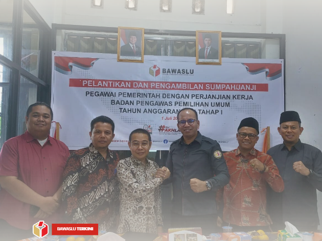 Ketua dan Anggota Bawaslu Kota Solok berfoto bersama Anggota Bawaslu Sumbar, Vifner dan Ketua KI Sumbar, Musfi Yendra dalam giat rapat dalam kantor terkait pengelolaan pelayanan data dan informasi publik sebagai bagian dari penguatan kelembagaan pada Senin, 25 Agustus 2025, di Kantor Bawaslu Kota Solok.