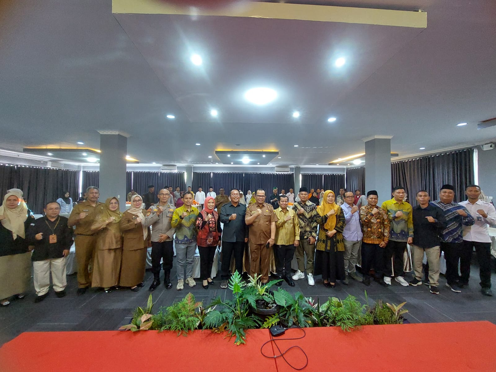 Bawaslu Kota Solok menyelenggarakan kegiatan “Pembinaan & Penguatan Kelembagaan Pengawas Pemilu Bersama Stakeholder Terkait di Kota Solok” dengan tema “Eksistensi Bawaslu Untuk Mewujudkan Pemilu Berintegritas Pasca Putusan Mahkamah Konstitusi Nomor 135/PUU-XXII/2024”, Selasa (12/8/2025), di Solok Premiere Hotel Syariah. 