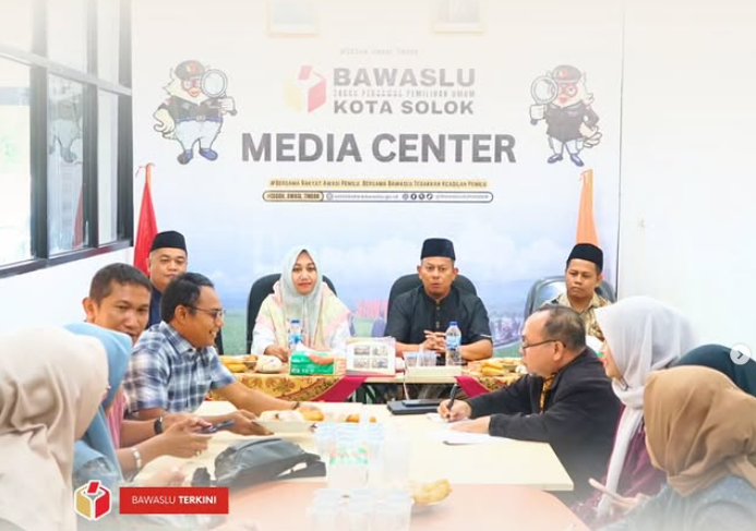 Bawaslu Kota Solok menggelar rapat penguatan kelembagaan terkait pengelolaan layanan hukum, bertempat di Kantor Bawaslu Kota Solok, Jum'at (12/09).