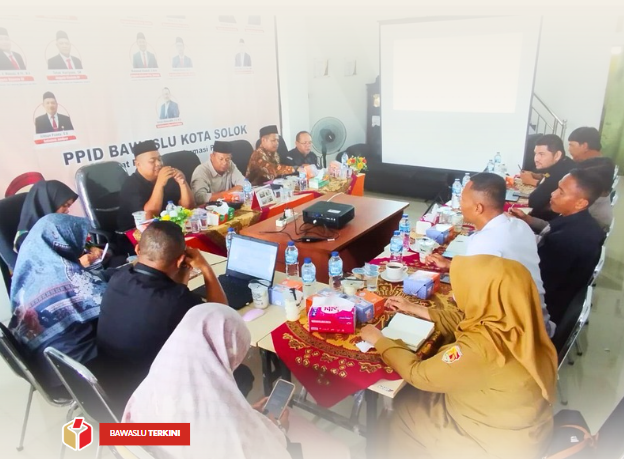 Bawaslu Kota Solok menggelar Rapat Penguatan Kelembagaan Kajian Hukum terhadap Perbawaslu Nomor 1 Tahun 2025 tentang Pengawasan Pemutakhiran Data Pemilih Berkelanjutan (PDPB), sekaligus Rapat Koordinasi bersama stakeholder, pada Selasa, 16 September 2025 di Kantor Bawaslu Kota Solok