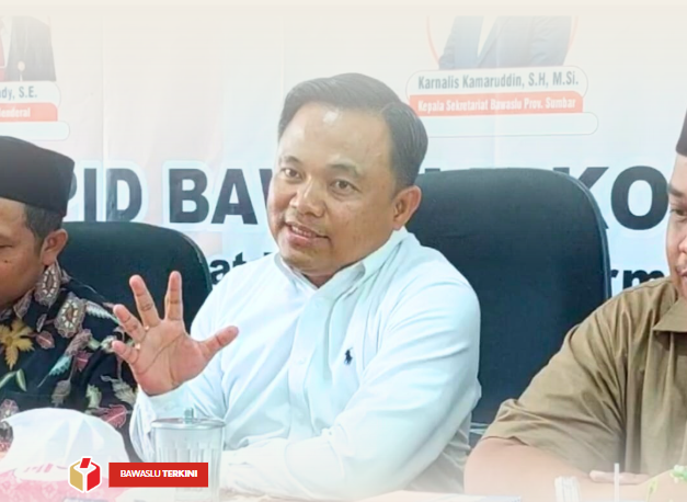 Komisioner Bawaslu Provinsi Sumatera Barat, Muhammad Khadafi berikan arahan kepada Bawaslu Kota Solok dalam Rapat Kehumasan di Kantor Bawaslu Kota Solok, Kamis (18/09/2025).