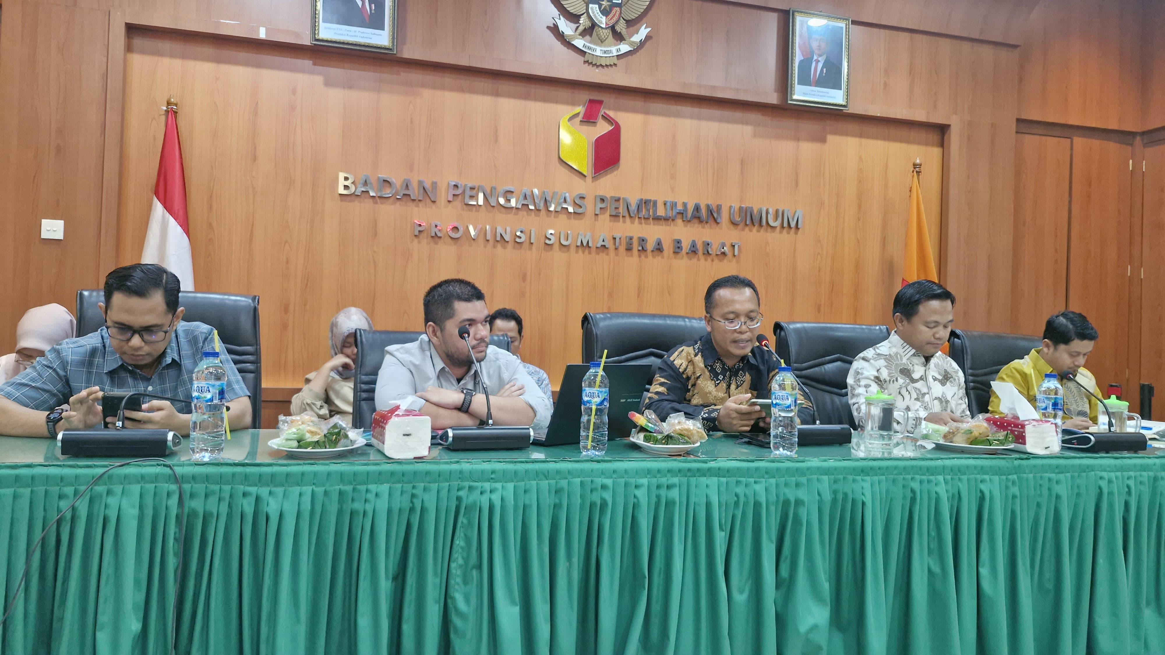 Bawaslu Kota Solok menghadiri kegiatan “Evaluasi Pelaksanaan Saka Adhyasta Pemilu dalam Rangka Penguatan Kelembagaan Bawaslu Kabupaten/Kota se-Sumatera Barat” yang digelar di Ruang Sidang Bawaslu Provinsi Sumatera Barat pada Kamis, (04/09). 