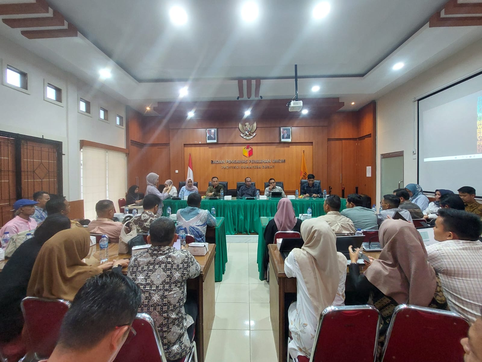 Bawaslu Provinsi Sumatera Barat menggelar Rapat Dalam Kantor (RDK) dengan tema “Penguatan Kelembagaan Dalam Rangka Evaluasi Pengisian Kuesioner Pasca Masa Sanggah E-Monev Komisi Informasi Sumatera Barat Tahun 2025” di Kantor Bawaslu Sumbar, Sabtu (6/9/2025).