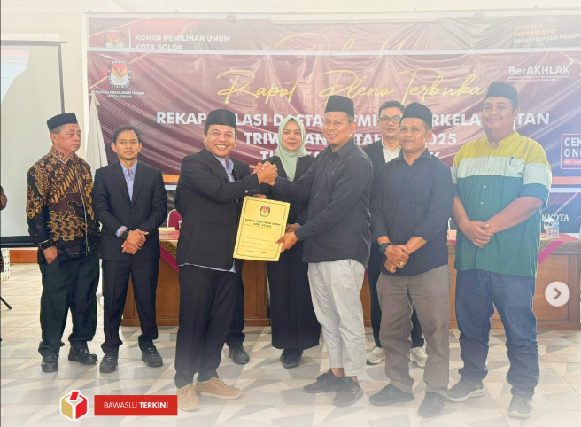 Ketua Bawaslu Kota Solok, Rafiqul Amin menerima berita acara hasil Pleno Terbuka Rekapitulasi Daftar Pemilih Berkelanjutan (DPB) Triwulan III Tahun 2025 tingkat Kota Solok, di Kantor KPU Kota Solok pada Kamis (02/10)