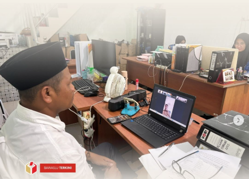 Bawaslu Kota Solok mengikuti rapat daring yang digelar oleh Bawaslu Provinsi Sumatera Barat pada Rabu, 1 Oktober 2025, pukul 16.00 WIB melalui Zoom Meeting.