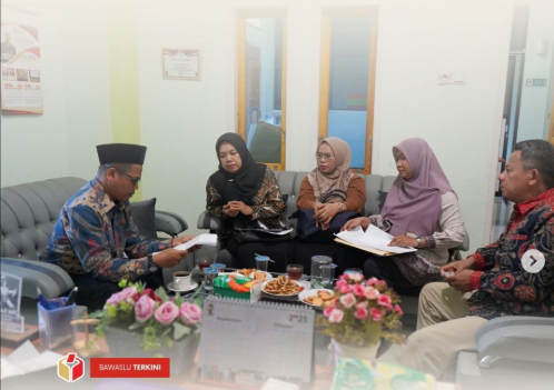  Bawaslu Kota Solok menerima kunjungan koordinasi dari KPU Kota Solok pada Selasa, 30 September 2025, bertempat di Kantor Bawaslu Kota Solok. 