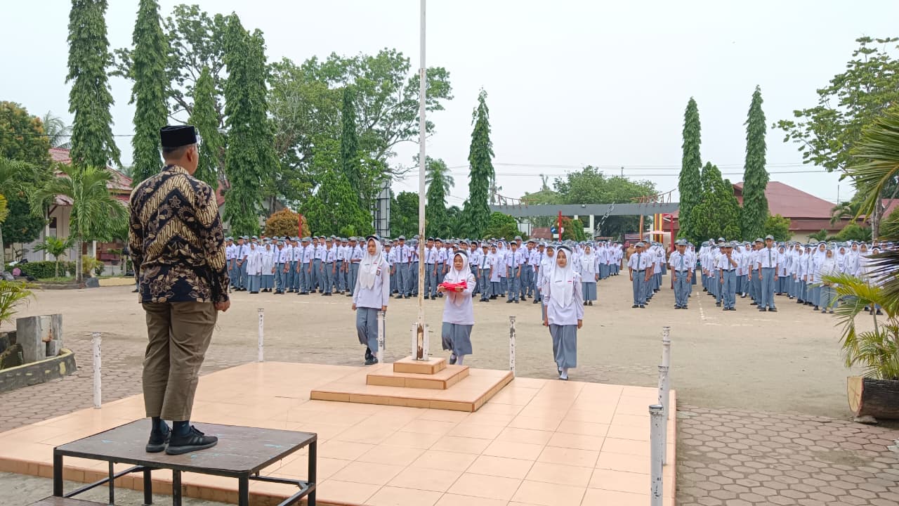 Ketua Bawaslu Kota Solok, Rafiqul Amin, hadir sebagai pembina upacara di SMK Negeri 1 Solok, Senin pagi (13/10). 