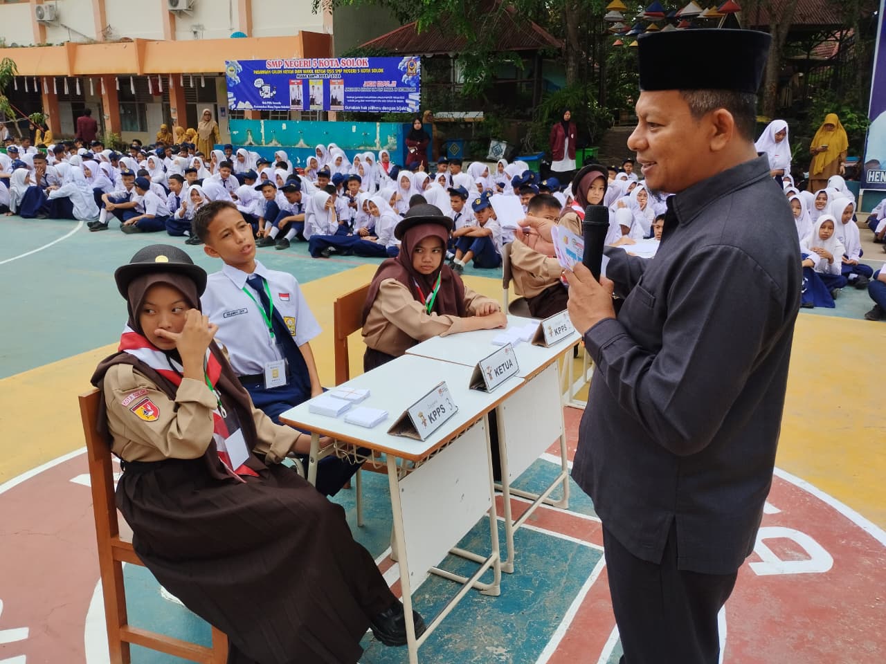 Ketua Bawaslu Kota Solok, Rafiqul Amin melaksanakan kegiatan sosialisasi dan edukasi demokrasi melalui Pemilihan Ketua OSIS (Pemilos) di SMP Negeri 5 Kota Solok, Senin (20/10). 