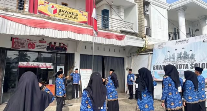 Badan Pengawas Pemilihan Umum (Bawaslu) Kota Solok melaksanakan upacara peringatan di halaman Kantor Bawaslu Kota Solok, Selasa (28/10).