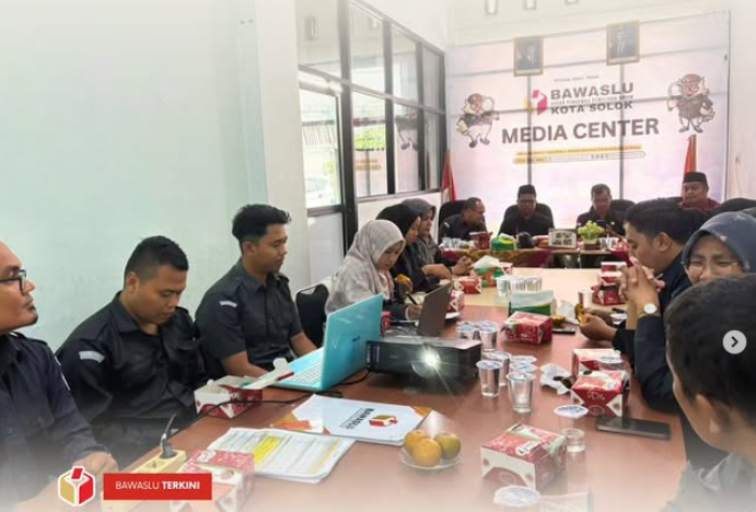 Badan Pengawas Pemilihan Umum (Bawaslu) Kota Solok melaksanakan Rapat Dalam Kantor (RDK) bertajuk “Penyusunan dan Perubahan Rencana Kerja dan Anggaran Bawaslu Kota Solok”, Senin (27/10), bertempat di Kantor Bawaslu Kota Solok.