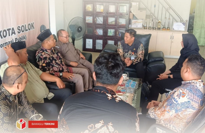 Puslitbangdiklat Bawaslu Republik Indonesia melakukan kunjungan kerja ke Bawaslu Kota Solok pada Selasa (21/10).