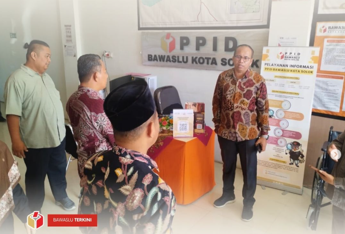 Bawaslu Kota Solok melaksanakan Rapat Dalam Kantor (RDK) Penguatan Kelembagaan, Selasa (21/10), di Kantor Bawaslu Kota Solok.