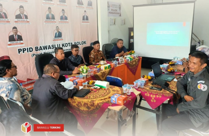 Bawaslu Kota Solok menggelar kegiatan bertema “Pengelolaan Ketatausahaan dan Kearsipan serta Penyusunan Survei Kepuasan Masyarakat (SKM)” di Kantor Bawaslu Kota Solok, Senin (20/10).