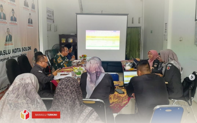 Badan Pengawas Pemilihan Umum (Bawaslu) Kota Solok menerima kunjungan tim Monitoring dan Evaluasi (Monev) Keuangan dari Bawaslu Provinsi Sumatera Barat, Senin (20/10), bertempat di Kantor Bawaslu Kota Solok.