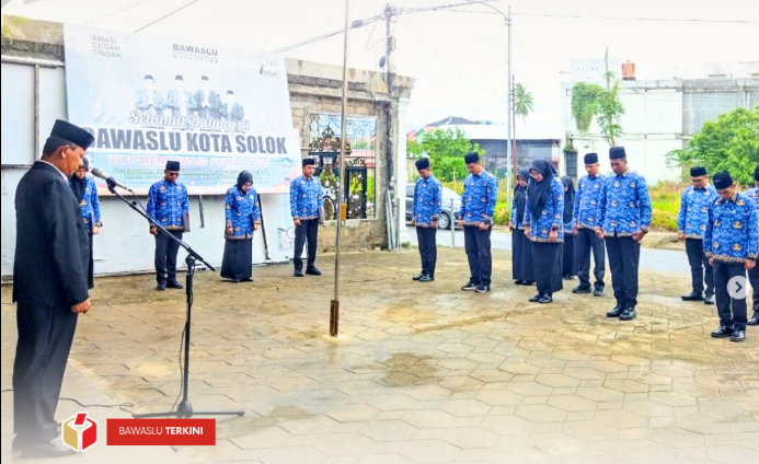 Badan Pengawas Pemilihan Umum (Bawaslu) Kota Solok melaksanakan upacara peringatan di halaman kantor Bawaslu Kota Solok, Senin (10/11/2025).