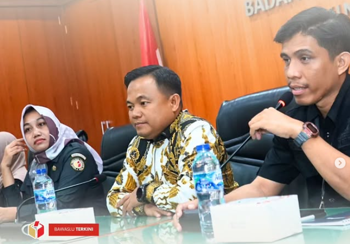 Bawaslu Kota Solok berpartisipasi dalam kegiatan “Penguatan Kelembagaan Terkait Pengelolaan Kehumasan Bawaslu Tahun 2025 se-Sumatera Barat” yang diselenggarakan oleh Bawaslu Provinsi Sumatera Barat pada Selasa (4/11/2025).