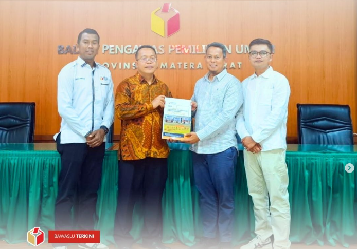 Ketua Bawaslu Kota Solok, Rafiqul Amin menyerahkan Laporan Hasil Penguatan Kelembagaan Pengawas Pemilu Bersama Mitra Kerja kepada Ketua Bawaslu Provinsi Sumatera Barat, Alni, S.H., M.Kn pada Rabu (12/11/2025), bertempat di Kantor Bawaslu Provinsi Sumatera Barat.