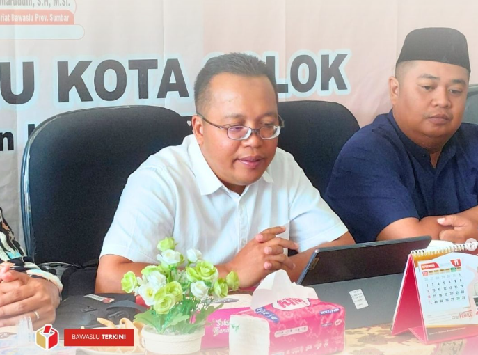 Ketua Bawaslu Provinsi Sumatera Barat memberikan materi dalam kegiatan Rapat Dalam Kantor (RDK) dengan tema “Penerimaan Permohonan Sengketa Proses Pemilu”, Kamis (13/11/2025), bertempat di Kantor Bawaslu Kota Solok.