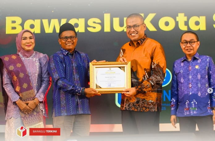 Anggota Bawaslu Kota Solok, Ilham Eka Putra menerima penghargaan Keterbukaan Informasi Publik dari Komisi Informasi Provinsi Sumatera Barat dalam acara Anugerah Keterbukaan Informasi Publik Tahun 2025 yang berlangsung di Auditorium Gubernur Sumatera Barat, Selasa (18/11/2025).