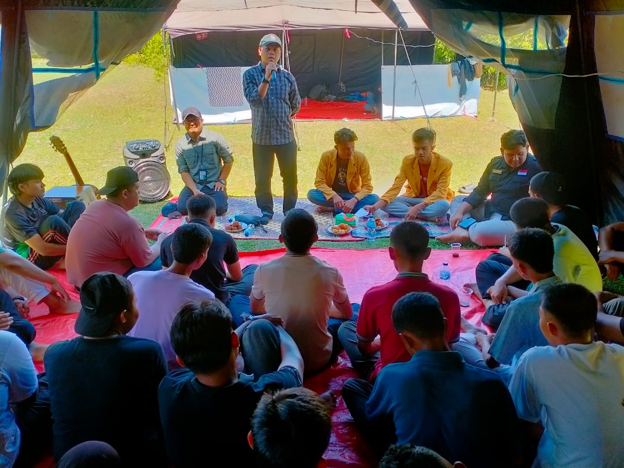 Anggota Bawaslu Kota Solok, Ilham Eka Putra memberikan arahan dan bimbingan dalam kegiatan Kemah Bakti Mahasiswa (KBM) yang diselenggarakan oleh Badan Eksekutif Mahasiswa (BEM) Universitas Mahaputra Muhamad Yamin (UMMY) Solok pada Sabtu, (01/11).