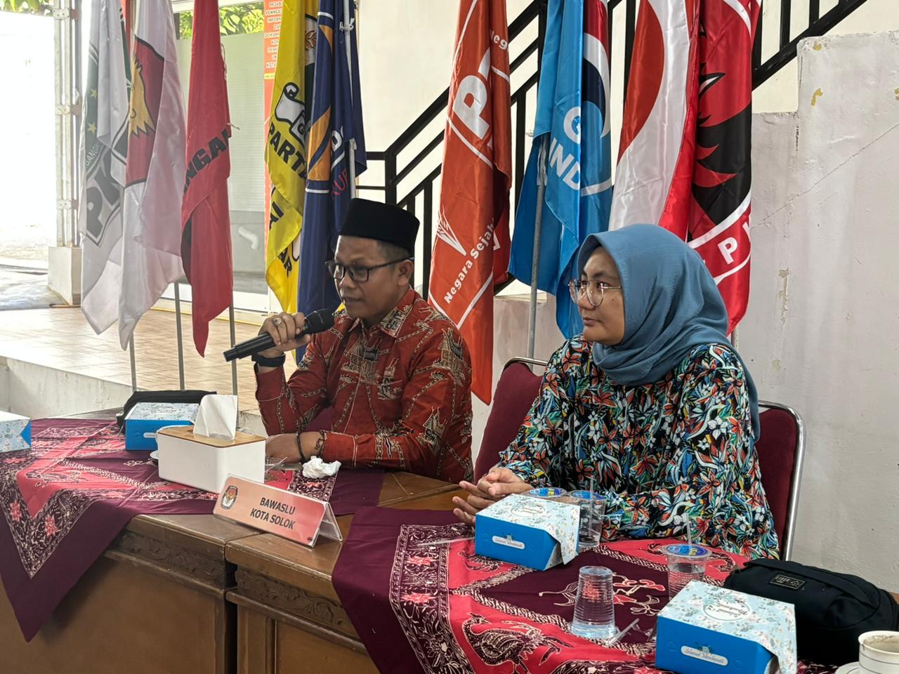 Anggota Bawaslu Kota Solok, Ilham Eka Putra memberikan masukan kepada KPU Kota Solok dalam Forum Konsultasi Publik yang dilaksanakan Komisi Pemilihan Umum (KPU) Kota Solok pada Kamis, 13 November 2025. 