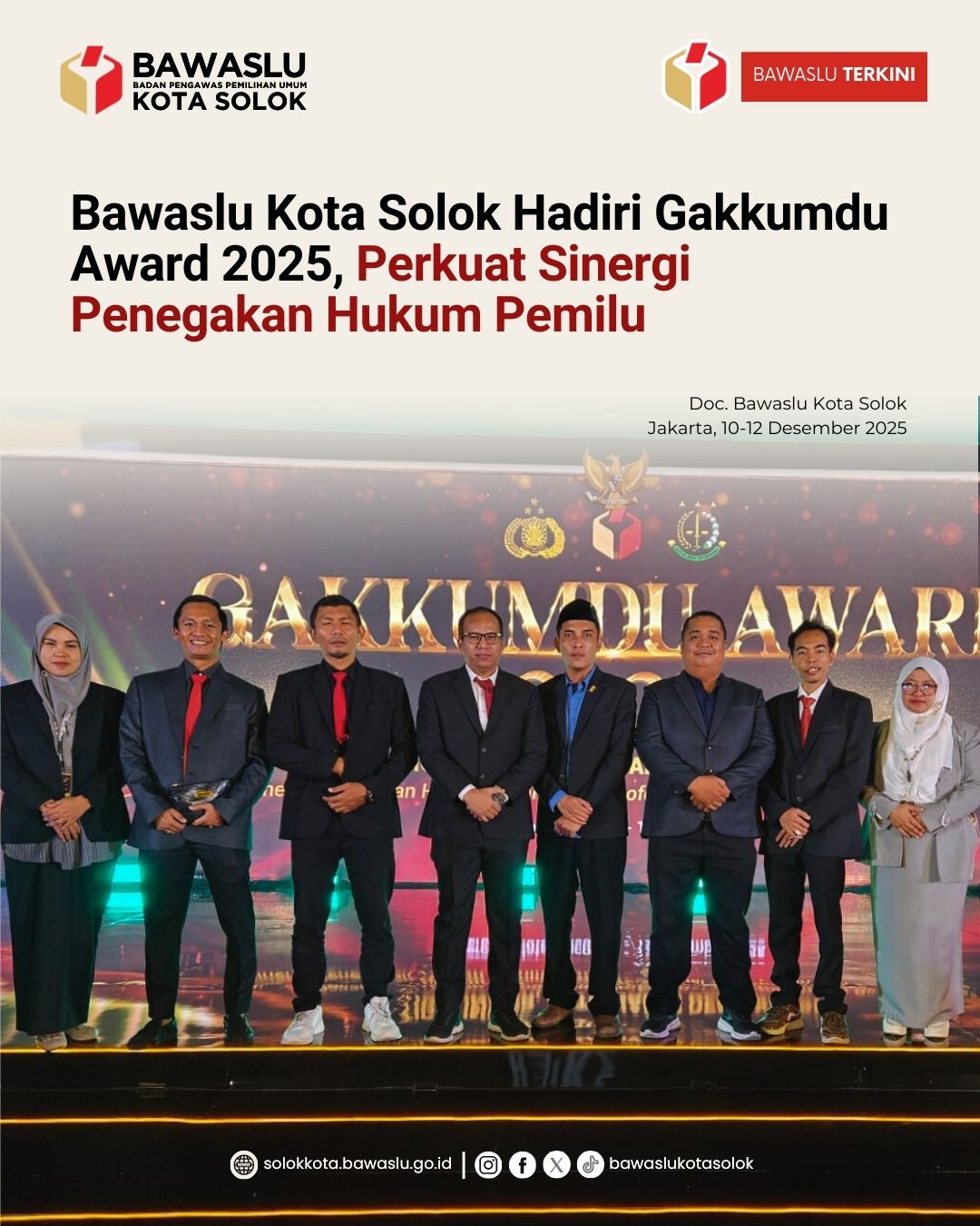Anggota Bawaslu Kota Solok foto bersama saat menghadiri Gakkumdu Award  pada 10-12 Desember 2025.