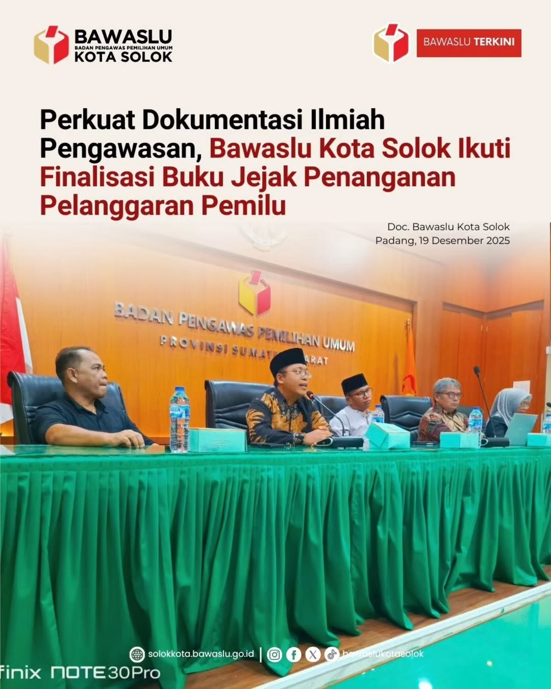 Bawaslu Kota Solok Kordiv Penanganan Pelanggaran (PP) Eka Rianto hadir pada rapat dalam kantor finalisasi Buku Jejak Penanganan Pelanggaran Pemilihan Bawaslu Provinsi Sumatera Barat Jumat (19/12/2025)