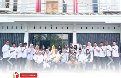 Kepala Sekretariat Badan Pengawas Pemilu (Bawaslu) Provinsi Sumatera Barat, Karnalis Kamaruddin, melaksanakan kunjungan silaturahmi ke kantor Bawaslu Kota Solok pada Rabu, 7 Mei 2025.