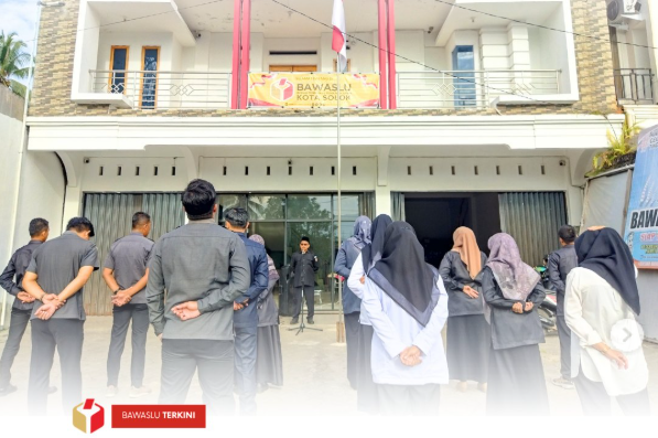 Bawaslu Kota Solok kembali menggelar apel pagi rutin pada Senin, 23 Juni 2025 yang dilaksanakan di halaman depan Kantor Bawaslu Kota Solok.