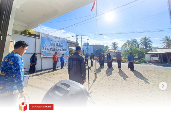Dalam rangka memperingati Hari Lahir Pancasila, Bawaslu Kota Solok melaksanakan upacara peringatan pada Senin, 2 Juni 2025 di halaman depan Kantor Bawaslu Kota Solok.