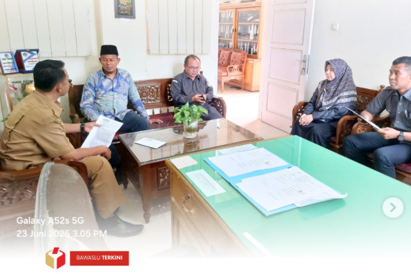 Bawaslu Kota Solok melaksanakan kegiatan pengawasan Pemutakhiran Data Pemilih Berkelanjutan (PDPB) ke sejumlah kantor kelurahan di Kota Solok pada Selasa, 23 Juni 2025.