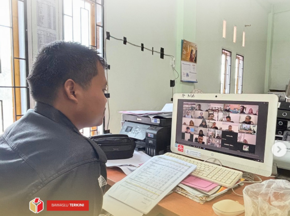 Bawaslu Kota Solok mengikuti rapat daring bersama jajaran Perencana Bawaslu Provinsi Sumatera Barat serta seluruh Perencana Bawaslu Kabupaten/Kota se-Sumatera Barat pada Selasa (22/07).
