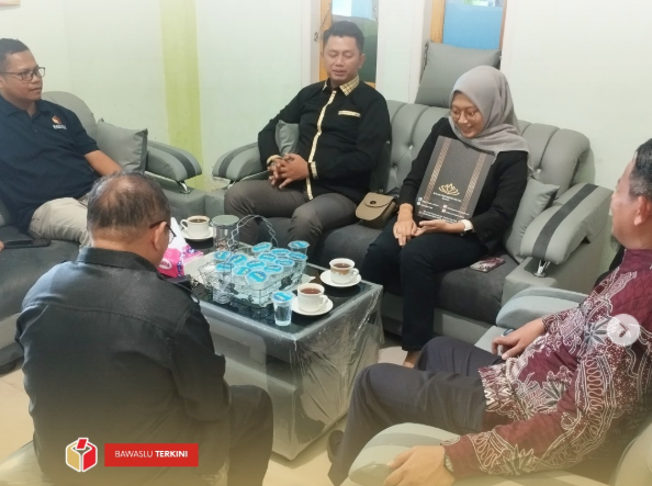 Badan Pengawas Pemilihan Umum (Bawaslu) Kota Solok menerima kunjungan silaturahmi dari manajemen Solok Premiere Syariah pada Selasa (22/07).