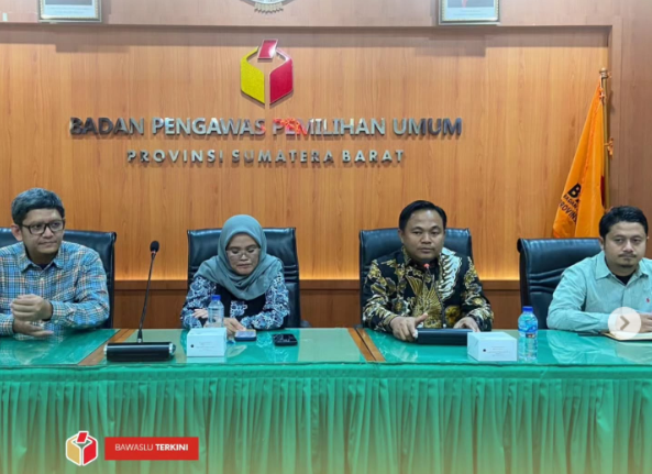 Bawaslu Kota Solok menegaskan komitmennya dalam mengawal akurasi data pemilih dengan menghadiri Rapat Koordinasi (Rakor) Evaluasi Pengawasan dan Mekanisme Penindakan Data Pemilih Berkelanjutan (PDPB) di Padang, (12/07). 