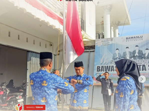 Badan Pengawas Pemilihan Umum (Bawaslu) Kota Solok menggelar upacara bendera dalam rangka memperingati Hari Ulang Tahun ke-80 Kemerdekaan Republik Indonesia pada Minggu (17/8/2025) di halaman kantor Bawaslu Kota Solok.