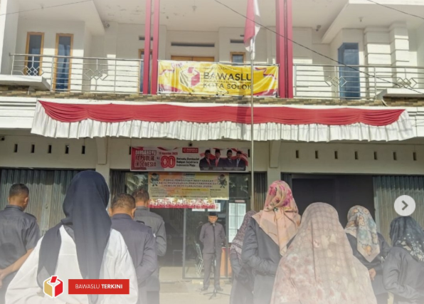 Bawaslu Kota Solok melaksanakan apel pagi rutin pada Senin (25/8/2025) yang dipimpin langsung oleh Ketua Bawaslu Kota Solok, Rafiqul Amin