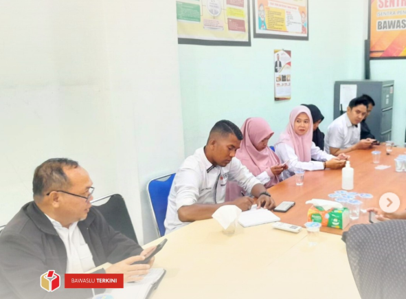 Bawaslu Kota Solok menggelar rapat evaluasi penataan kearsipan yang dipimpin oleh Koordinator Sekretariat bersama staf, pada Rabu (27/8/2025) di Kantor Bawaslu Kota Solok