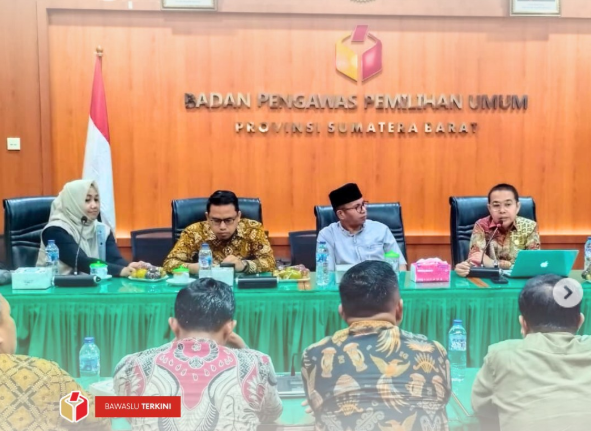  Bawaslu Kota Solok menghadiri kegiatan Rapat Penguatan Kelembagaan dalam Rangka Penilaian Pengisian Kuesioner E-Monev Komisi Informasi (KI) Sumatera Barat Tahun 2025, yang digelar di Kantor Bawaslu Provinsi Sumatera Barat, Jumat (29/8/2025). 