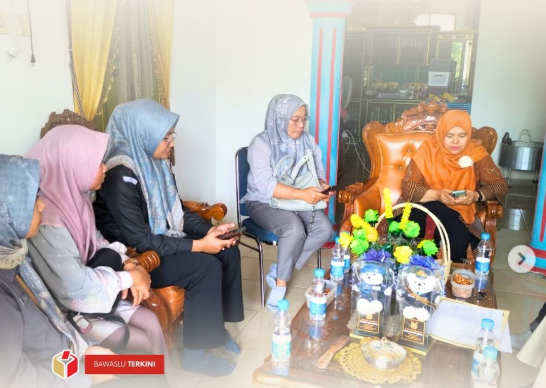 Bawaslu Kota Solok melaksanakan pengawasan terhadap pelaksanaan Coklit Terbatas (COKTAS) yang dilakukan oleh KPU Kota Solok pada Senin, 15 September 2025.