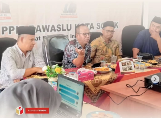 Anggota Bawaslu Provinsi Sumatera Barat, Vifner, menegaskan pentingnya pemahaman menyeluruh bagi seluruh staf Bawaslu terkait mekanisme penanganan pelanggaran pemilu  di Kantor Bawaslu Kota Solok pada Senin, 22 September 2025.