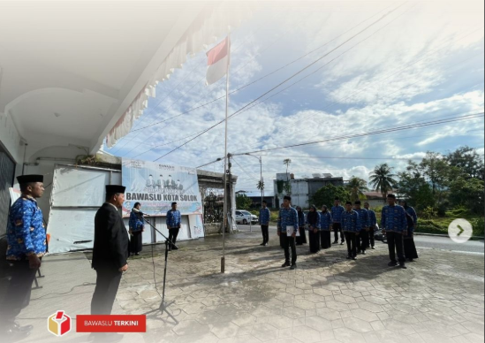 Bawaslu Kota Solok melaksanakan upacara peringatan Hari Kesaktian Pancasila Tahun 2025 pada Rabu (01/10) di halaman kantor Bawaslu Kota Solok