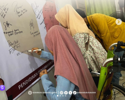 Sebagai tindak lanjut dari rangkaian kegiatan Pendidikan Pengawasan Partisipatif (P2P), Bawaslu Kota Solok bersama Bawaslu Provinsi Sumatera Barat memfasilitasi pelaksanaan Deklarasi Komitmen Pengawasan Partisipatif yang melibatkan seluruh peserta P2P ada Rabu, 3 Desember 2025 di Kantor Bawaslu Kota Solok.